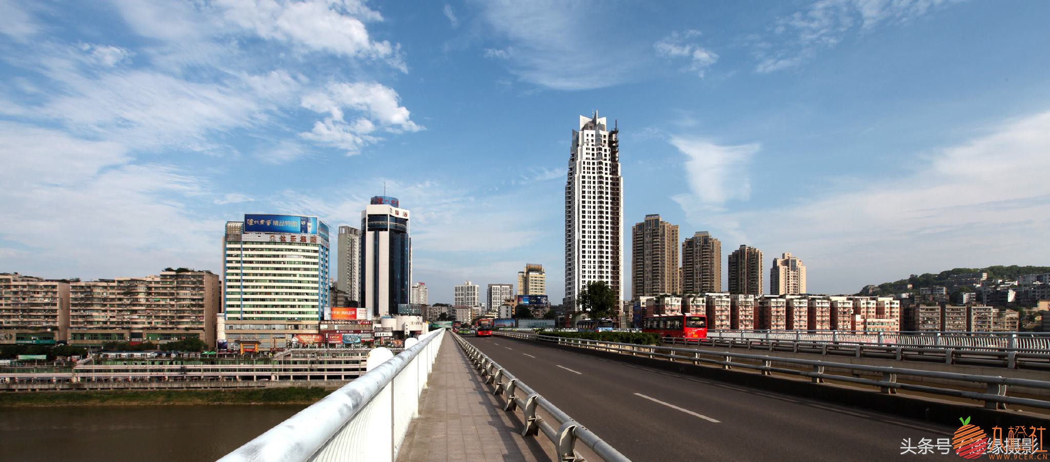 泸州，位于四川省东南部，长江穿城而过，距离重庆市区约170公里，其中中心城区建成区面积达135平方公里、城 ...