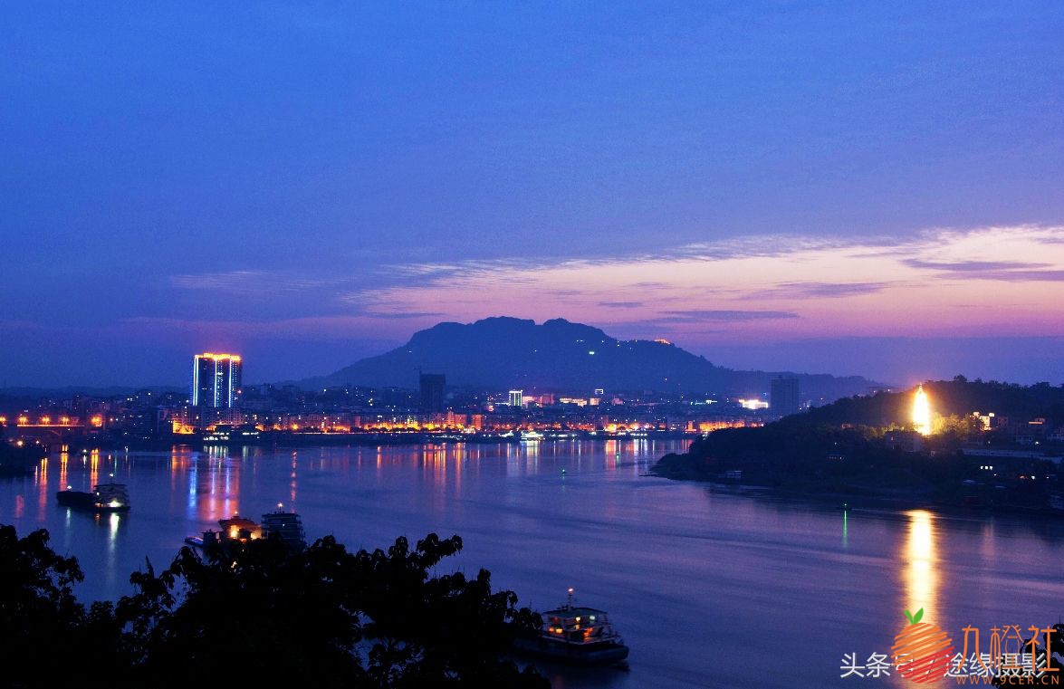 四川这座城市，人口过百万，交通位置重要，然而至今不通火车